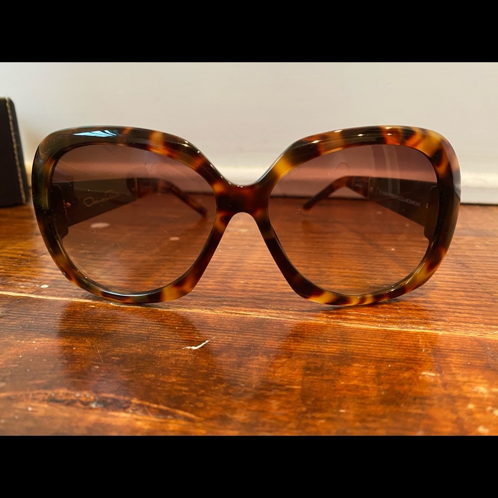 OSCAR THE LA RENTA sunglasS